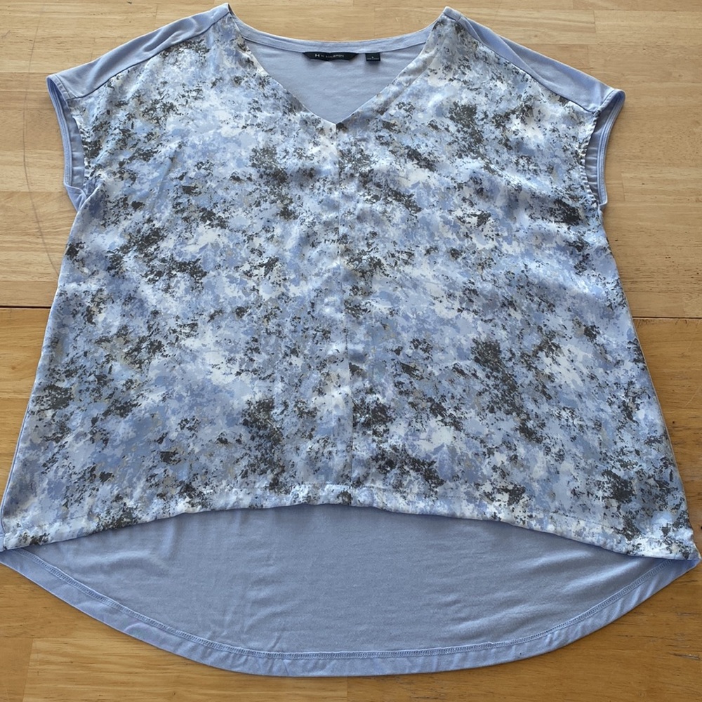 H by Halston. Small blouse short sleeve, shorter front w/ blue/grey/white print